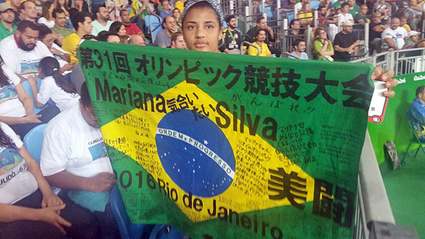 Bandeira com mensagens em japons que os amigos de Mariana Silva enviaram para ela. A judoca brasileira morou por 5 anos no pas asitico