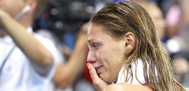 A nadadora russa Iulia Efimova chora ao conseguir medalha de prata na Rio-2016