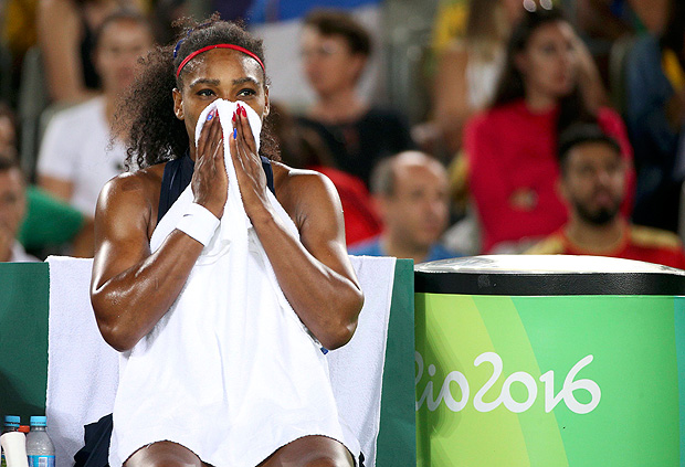 Serena Williams durante jogo com Elina Svitolina; americana já foi eliminada do torneio de duplas