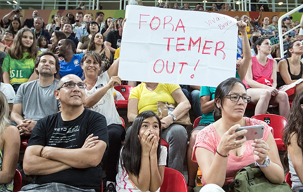 RIO DE JANEIRO, RJ, BRASIL - 09-08-2016: Cartaz de protesto Fora Temer durante a final da ginastica artistica por equipes. (Diego Padgurschi / Folhapress - ESPORTE) ***EXCLUSIVO***