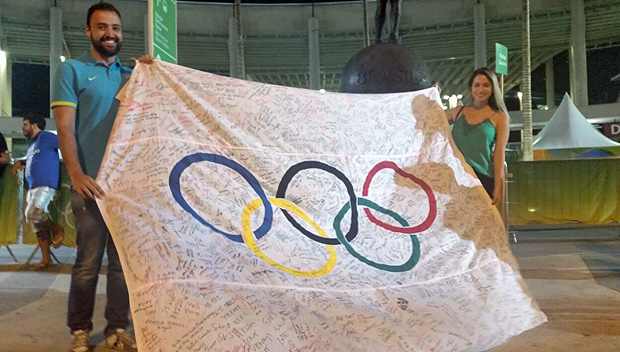 Robson Guimarães, 25, chegou ao Maracanãzinho com sua bandeira olímpica cheia de autógrafos que acumula desde Londres-2020. A meta é preencher os dois lados com assinaturas de atletas e torcedores.