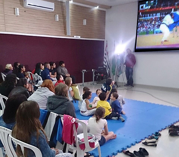 Familiares e amigos assistem em um telo o desempenho da judoca Mariana Silva, na sede da Associao dos Engenheiros e Arquitetos de Perube (SP) 