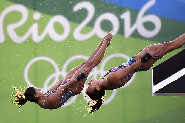Ingrid Oliveira (esq.) e Giovanna Pedroso durante prova de plataforma 10 m nos saltos ornamentais da Rio-2016; a dupla terminou em ltimo