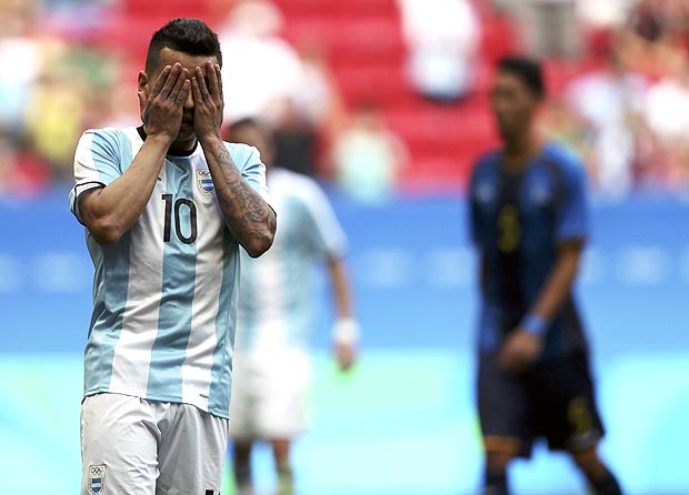 O argentino Angel Correa lamenta pênalti perdido contra Honduras na Rio-2016