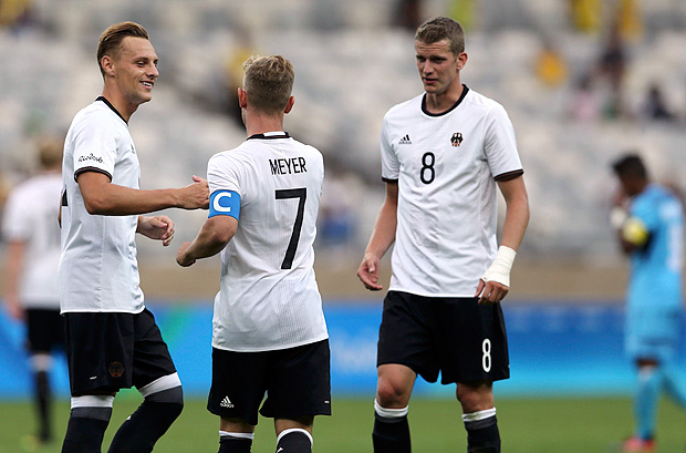 Alemo Max Meyer comemora gol com Robert Bauer e Lars Bender no segundo tempo da partida contra Fiji