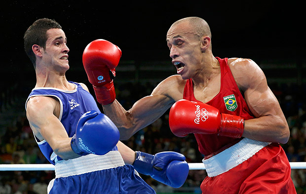 2016 Rio Olympics - Boxing - Preliminary - Men's Bantam (56kg) Round of 32 Bout 97 - Riocentro - Pavilion 6 - Rio de Janeiro, Brazil - 10/08/2016 Robenilson de Jesus (BRA) of Brazil and Fahem Hammachi (ALG) of Algeria compete. REUTERS/Adrees Latif FOR EDITORIAL USE ONLY. NOT FOR SALE FOR MARKETING OR ADVERTISING CAMPAIGNS. ORG XMIT: OLYDH242
