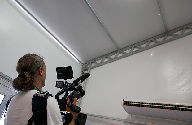 Câmera filma buracos de bala em tenda no Centro Olímpico de Hipismo em Deodoro