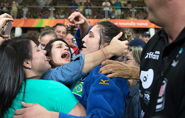 Mayra Aguiar é abraçada depois de vencer disputa pelo bronze