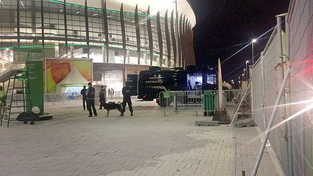 Pacote encontrado dentro da Arena Carioca 1 faz Grupo Antibomba aparecer no Parque Olmpico no incio da noite desta quinta-feira.De acordo com o Comit Organizador, os torcedores esto sendo orientados a esperarem do lado de fora. 