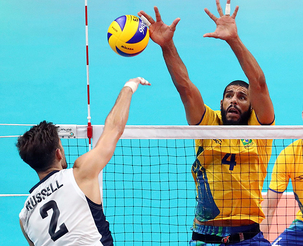 2016 Rio Olympics -Men's Preliminary - Pool A Brazil v USA - Rio de Janeiro, Brazil - 11/08/2016. Aaron Russell (USA) of USA (L) spikes the ball against Wallace Leandro De Souza (BRA) of Brazil. REUTERS/Yves Herman FOR EDITORIAL USE ONLY. NOT FOR SALE FOR MARKETING OR ADVERTISING CAMPAIGNS. ORG XMIT: DBA131