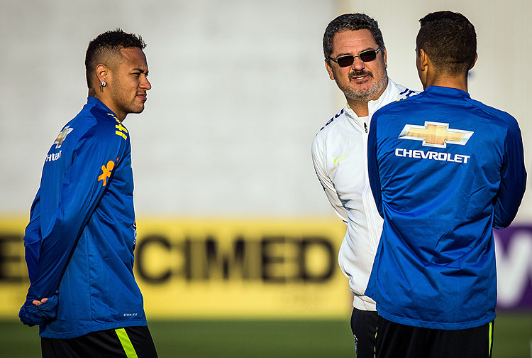 Micale conversa com Neymar (esq.) e Marquinhos