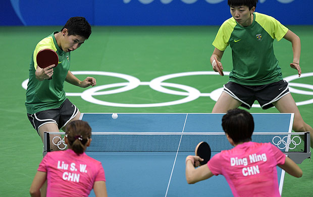 As brasileiras Caroline Kumahara (esq.) e Gui Lin enfrentam dupla chinesa na Rio-2016