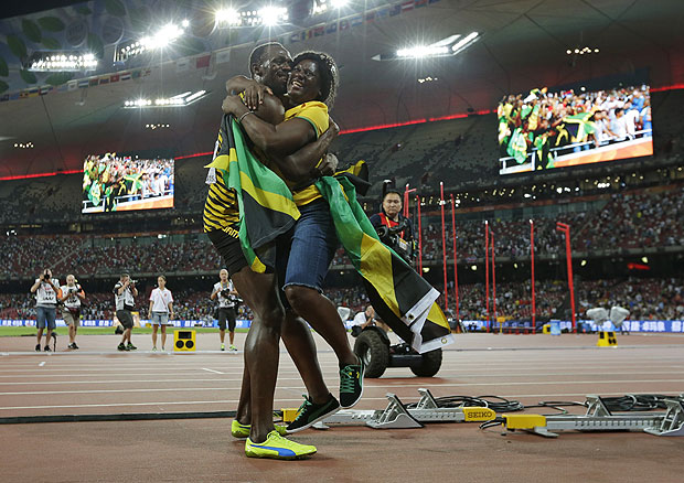Usain Bolt abraa a me, Jennifer, aps vencer a final dos 100 m rasos no mundial de Pequim