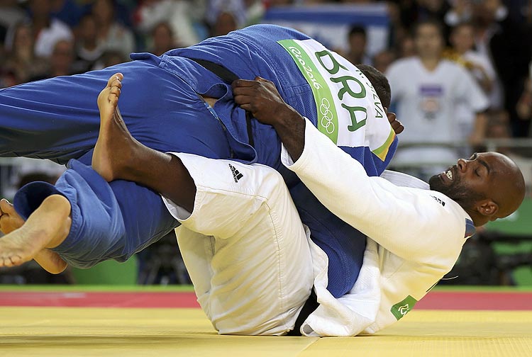 2016 Rio Olympics - Judo - Quarterfinal - Men +100 kg Quarterfinals - Carioca Arena 2 - Rio de Janeiro, Brazil - 12/08/2016. Teddy Riner (FRA) of France and Rafael Silva (BRA) of Brazil compete. REUTERS/Toru Hanai FOR EDITORIAL USE ONLY. NOT FOR SALE FOR MARKETING OR ADVERTISING CAMPAIGNS. ORG XMIT: ALP46