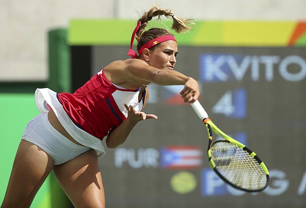 Monica Puig em lance da partida contra Petra Kvitova, da Repblica Tcheca, na semifinal do torneio