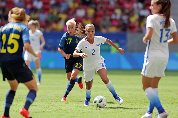 A americana Mallory Pugh carrega a bola em jogo contra a Sucia nas quartas do futebol feminino da Rio-2016