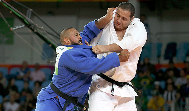 2016 Rio Olympics - Judo - Repechage - Men +100 kg Repechage Contests - Carioca Arena 2 - Rio de Janeiro, Brazil - 12/08/2016. Rafael Silva (BRA) of Brazil and Roy Meyer (NED) of Netherlands compete. REUTERS/Toru Hanai FOR EDITORIAL USE ONLY. NOT FOR SALE FOR MARKETING OR ADVERTISING CAMPAIGNS. ORG XMIT: ALP71