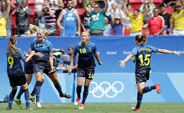 Suecas comemoram gol contra os EUA nas quartas de final da Olimpada
