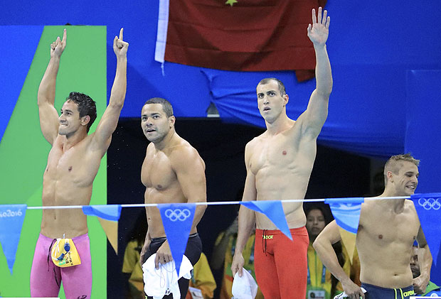 Equipe brasileira masculina comemora classificao para final do 4x100 m medley