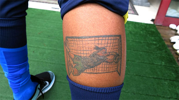 Tatuagem na perna direita de Brbara retrata uma goleira fazendo uma defesa