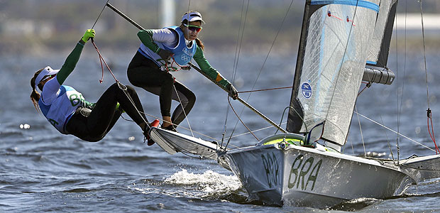 Brasileiras Martine Grael e Kahena Kunze nas preliminares da vela 49er FX