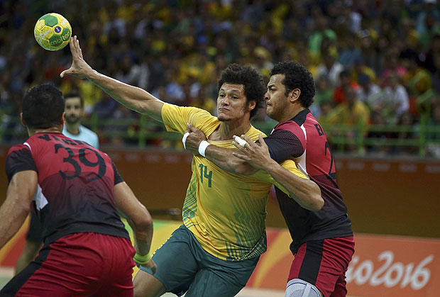 2016 Rio Olympics - Handball - Preliminary - Men's Preliminary Group B Egypt v Brazil - Future Arena - Rio de Janeiro, Brazil - 13/08/2016. Yehia Elderaa (EGY) of Egypt, Thiagus Santos (BRA) of Brazil and Ibrahim El Masry (EGY) of Egypt in action. REUTERS/Marko Djurica FOR EDITORIAL USE ONLY. NOT FOR SALE FOR MARKETING OR ADVERTISING CAMPAIGNS. ORG XMIT: KAT1366