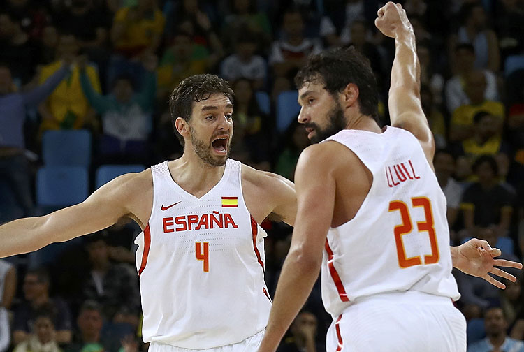 2016 Rio Olympics - Basketball - Preliminary - Men's Preliminary Round Group B Spain v Lithuania - Carioca Arena 1 - Rio de Janeiro, Brazil - 13/08/2016. Sergio Llull (ESP) of Spain and Pau Gasol (ESP) of Spain celebrate. REUTERS/Jim Young FOR EDITORIAL USE ONLY. NOT FOR SALE FOR MARKETING OR ADVERTISING CAMPAIGNS. ORG XMIT: MJB102