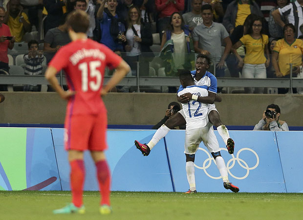 2016 Rio Olympics - Soccer - Quarterfinal - Men's Football Tournament Quarterfinal South Korea v Honduras - Mineirao - Belo Horizonte, Brazil - 13/08/2016. Alberth Elis (HON) of Honduras celebrates with Romell Quioto (HON) of Honduras. REUTERS/Mariana Bazo FOR EDITORIAL USE ONLY. NOT FOR SALE FOR MARKETING OR ADVERTISING CAMPAIGNS. ORG XMIT: JKP253