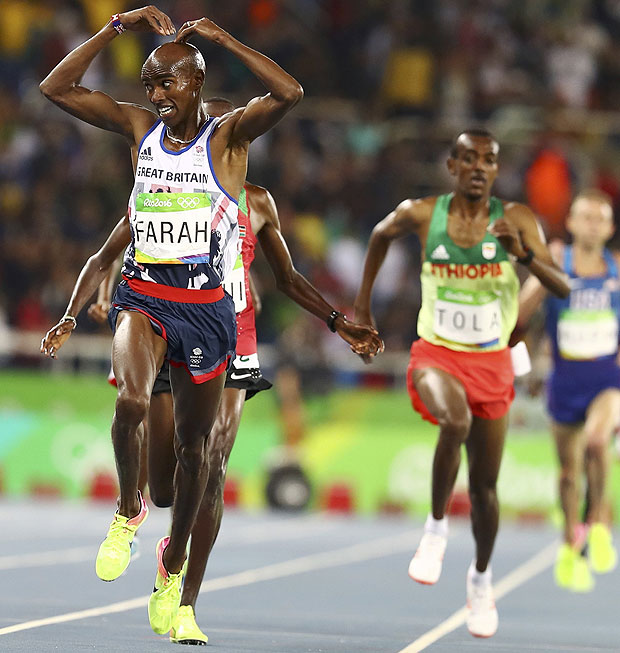 2016 Rio Olympics - Athletics - Final - Men's 10,000m Final - Olympic Stadium - Rio de Janeiro, Brazil - 13/08/2016. Mo Farah (GBR) of Britain celebrates winning the men's 10,000m final. REUTERS/Lucy Nicholson FOR EDITORIAL USE ONLY. NOT FOR SALE FOR MARKETING OR ADVERTISING CAMPAIGNS. ORG XMIT: OLYDN327