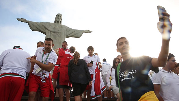 Frames do video de atletas bulgaros fazendo turismo pelo Rio de Janeiro. Foto: Giovanni Bello/Folhapress