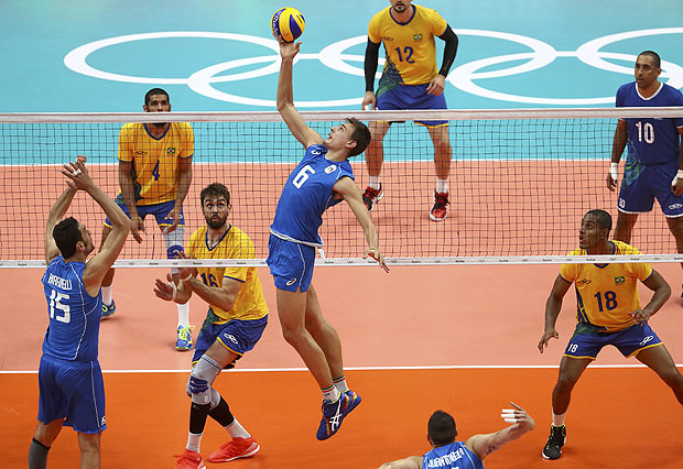 2016 Rio Olympics - Men's Preliminary - Pool A Brazil v Italy - Maracanazinho - Rio de Janeiro, Brazil - 13/08/2016. Simone Giannelli (ITA) of Italy (C) passes the ball. REUTERS/Yves Herman FOR EDITORIAL USE ONLY. NOT FOR SALE FOR MARKETING OR ADVERTISING CAMPAIGNS. ORG XMIT: DBA167