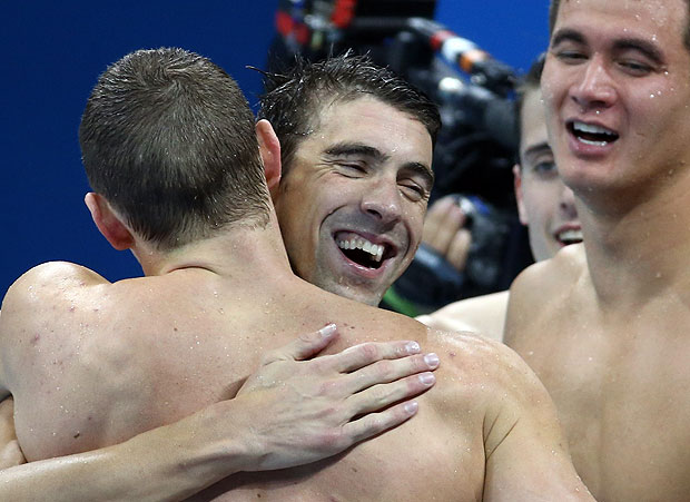 Phelps celebra ouro no revezamento com colegas de equipe
