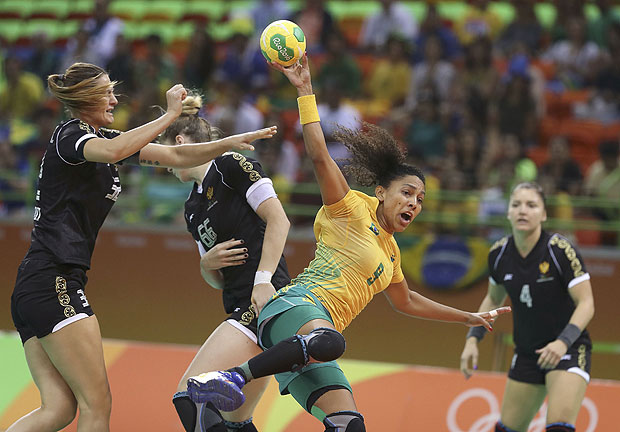 A brasileira Ana Paula Belo tenta arremesso em jogo contra Montenegro
