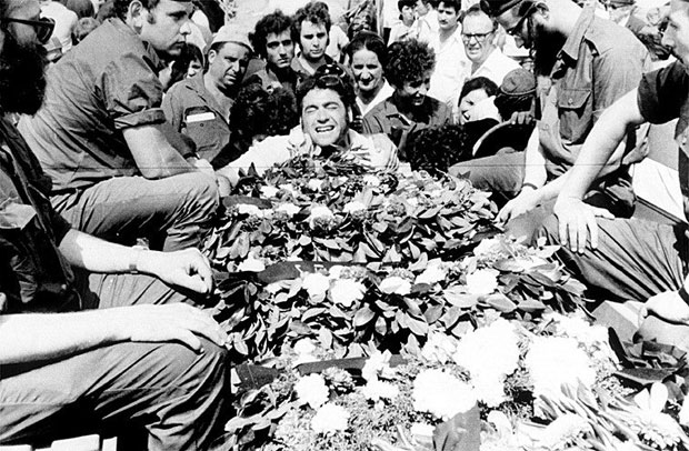 Israelenses choram diante de caixão de um dos mortos em sequestro na Olimpíada de Munique, em 1972