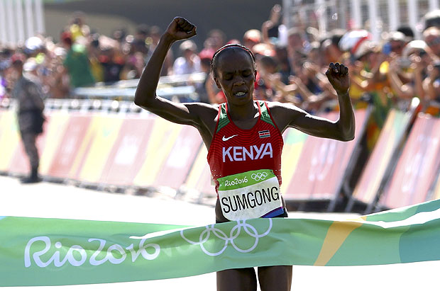 A queniana Jemima Sumgong vence a prova de maratona