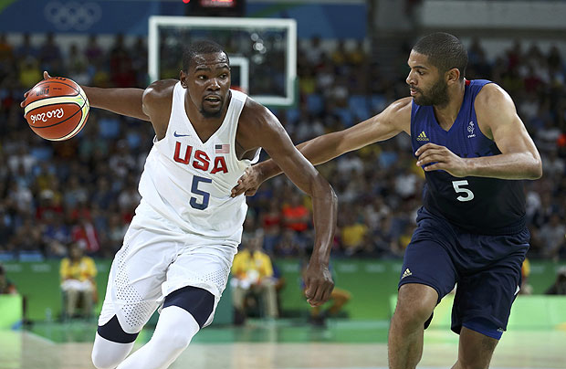 2016 Rio Olympics - Basketball - Preliminary - Men's Preliminary Round Group A USA v France - Carioca Arena 1 - Rio de Janeiro, Brazil - 14/08/2016. Kevin Durant (USA) of the USA drives past Nicolas Batum (FRA) of France. REUTERS/Antonio Bronic FOR EDITORIAL USE ONLY. NOT FOR SALE FOR MARKETING OR ADVERTISING CAMPAIGNS. ORG XMIT: MJB10