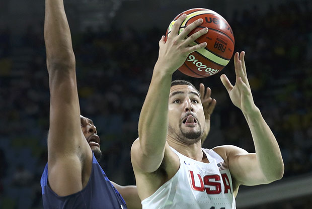 2016 Rio Olympics - Basketball - Preliminary - Men's Preliminary Round Group A USA v France - Carioca Arena 1 - Rio de Janeiro, Brazil - 14/08/2016. Klay Thompson (USA) of the USA shoots past Boris Diaw (FRA) of France. REUTERS/Antonio Bronic FOR EDITORIAL USE ONLY. NOT FOR SALE FOR MARKETING OR ADVERTISING CAMPAIGNS. ORG XMIT: MJB05