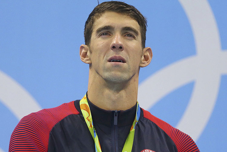 Michael Phelps canta o hino após conquistar sua quinta medalha de ouro da Rio-2016