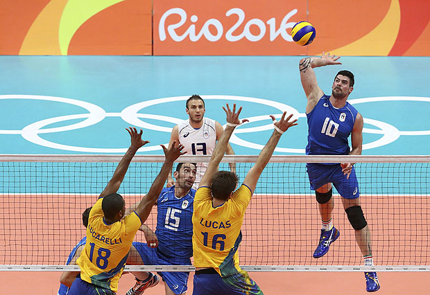 2016 Rio Olympics - Men's Preliminary - Pool A Brazil v Italy - Maracanazinho - Rio de Janeiro, Brazil - 13/08/2016. Filippo Lanza (ITA) of Italy (R) spikes the ball against Lucarelli (BRA) of Brazil (L) and Lucas (BRA) of Brazil. REUTERS/Yves Herman FOR EDITORIAL USE ONLY. NOT FOR SALE FOR MARKETING OR ADVERTISING CAMPAIGNS. ORG XMIT: DBA173