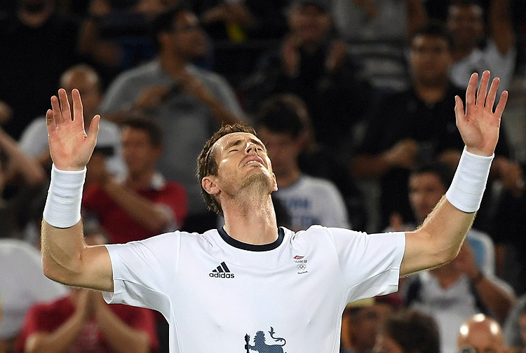 2016 Rio Olympics - Tennis - Final - Men's Singles Gold Medal Match - Olympic Tennis Centre - Rio de Janeiro, Brazil - 14/08/2016. Andy Murray (GBR) of Britain celebrates after winning his match against Juan Martin Del Potro (ARG) of Argentina. REUTERS/Toby Melville FOR EDITORIAL USE ONLY. NOT FOR SALE FOR MARKETING OR ADVERTISING CAMPAIGNS. ORG XMIT: OLYN2886