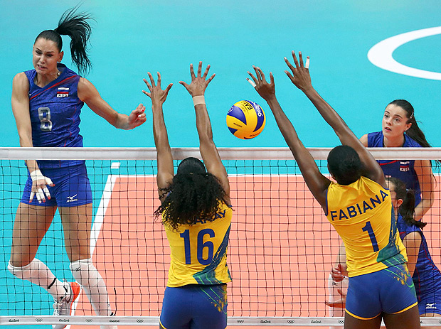 2016 Rio Olympics - Women's Preliminary - Pool A Brazil v Russia - Maracanazinho - Rio de Janeiro, Brazil - 14/08/2016. Natalya Goncharova (RUS) of Russia (L) spikes the ball against Fernanda Rodrigues (BRA) of Brazil (C) and Fabiana (BRA) of Brazil. REUTERS/Yves Herman FOR EDITORIAL USE ONLY. NOT FOR SALE FOR MARKETING OR ADVERTISING CAMPAIGNS. ORG XMIT: DBA170