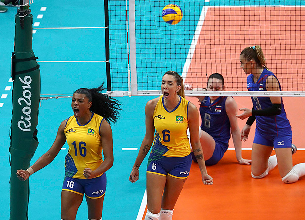 2016 Rio Olympics - Women's Preliminary - Pool A Brazil v Russia - Maracanazinho - Rio de Janeiro, Brazil - 14/08/2016. Fernanda Rodrigues (BRA) of Brazil (L) celebrates a point with Thaisa Menezes (BRA) of Brazil (2L), next to Daria Malygina (RUS) of Russia and Elena Ezhova (RUS) of Russia. REUTERS/Yves Herman FOR EDITORIAL USE ONLY. NOT FOR SALE FOR MARKETING OR ADVERTISING CAMPAIGNS. ORG XMIT: DBA176