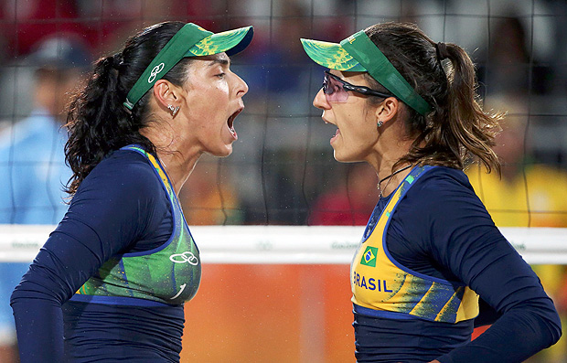 2016 Rio Olympics - Beach Volleyball - Women's Quarterfinal - Beach Volleyball Arena - Rio de Janeiro, Brazil - 14/08/2016. Agatha Bednarczuk (BRA) of Brazil and Barbara Seixas Figueiredo (BRA) of Brazil react. REUTERS/Adrees Latif (BRAZIL - Tags: SPORT OLYMPICS SPORT VOLLEYBALL SCIENCE TECHNOLOGY) FOR EDITORIAL USE ONLY. NOT FOR SALE FOR MARKETING OR ADVERTISING CAMPAIGNS. ORG XMIT: SIN155