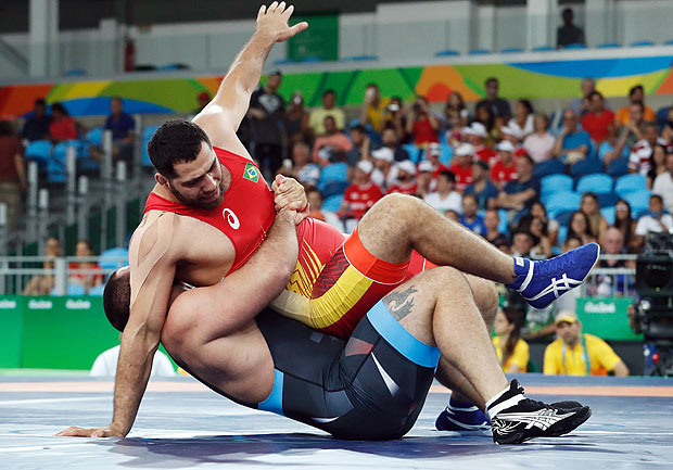 Eduard Soghomonyan (de vermelho), que compete pelo Brasil, luta na Rio-2016