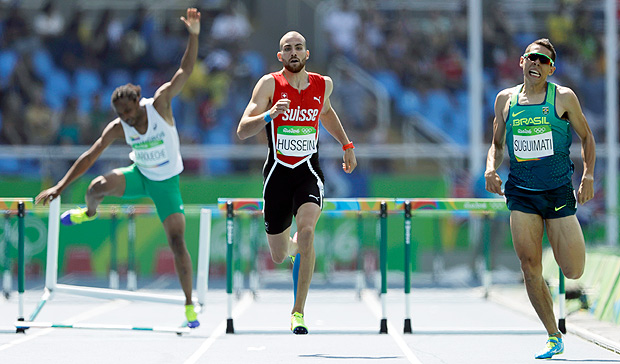 Mahau Suguimati,  direita, compete nos 400 m com barreiras