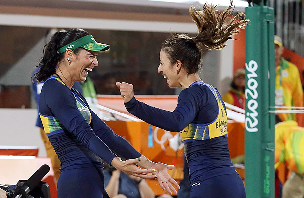 2016 Rio Olympics - Beach Volleyball - Women's Quarterfinal - Beach Volleyball Arena - Rio de Janeiro, Brazil - 14/08/2016. Agatha Bednarczuk (BRA) of Brazil and Barbara Seixas Figueiredo (BRA) of Brazil celebrate. REUTERS/Adrees Latif (BRAZIL - Tags: SPORT OLYMPICS SPORT VOLLEYBALL) FOR EDITORIAL USE ONLY. NOT FOR SALE FOR MARKETING OR ADVERTISING CAMPAIGNS. ORG XMIT: SIN168