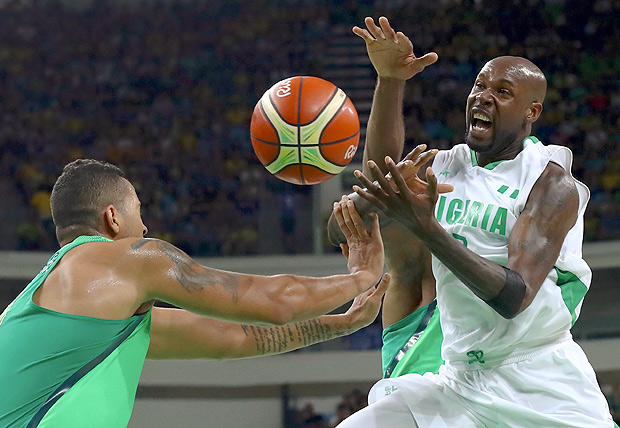 2016 Rio Olympics - Basketball - Preliminary - Men's Preliminary Round Group B Nigeria v Brazil - Carioca Arena 1 - Rio de Janeiro, Brazil - 15/08/2016. Ebi Ere (NGR) of Nigeria and Rafael Hettsheimeir (BRA) of Brazil fight for the ball. REUTERS/Jim Young FOR EDITORIAL USE ONLY. NOT FOR SALE FOR MARKETING OR ADVERTISING CAMPAIGNS. ORG XMIT: MJB20