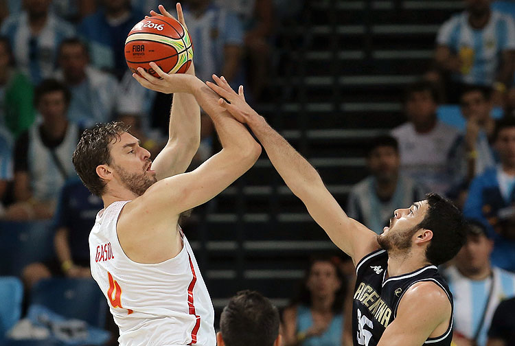2016 Rio Olympics - Basketball - Preliminary - Men's Preliminary Round Group B Spain v Argentina - Carioca Arena 1 - Rio de Janeiro, Brazil - 15/08/2016. Pau Gasol (ESP) of Spain shoots over Roberto Acuna (ARG) of Argentina. REUTERS/Jim Young FOR EDITORIAL USE ONLY. NOT FOR SALE FOR MARKETING OR ADVERTISING CAMPAIGNS. ORG XMIT: MJB34