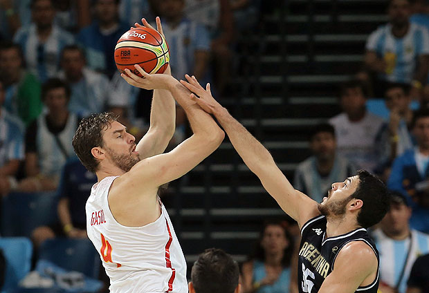 2016 Rio Olympics - Basketball - Preliminary - Men's Preliminary Round Group B Spain v Argentina - Carioca Arena 1 - Rio de Janeiro, Brazil - 15/08/2016. Pau Gasol (ESP) of Spain shoots over Roberto Acuna (ARG) of Argentina. REUTERS/Jim Young FOR EDITORIAL USE ONLY. NOT FOR SALE FOR MARKETING OR ADVERTISING CAMPAIGNS. ORG XMIT: MJB34