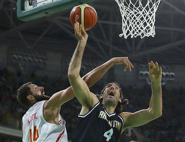 2016 Rio Olympics - Basketball - Preliminary - Men's Preliminary Round Group B Spain v Argentina - Carioca Arena 1 - Rio de Janeiro, Brazil - 15/08/2016. Luis Scola (ARG) of Argentina is blocked by Nikola Mirotic (ESP) of Spain. REUTERS/Jim Young FOR EDITORIAL USE ONLY. NOT FOR SALE FOR MARKETING OR ADVERTISING CAMPAIGNS. ORG XMIT: MJB33